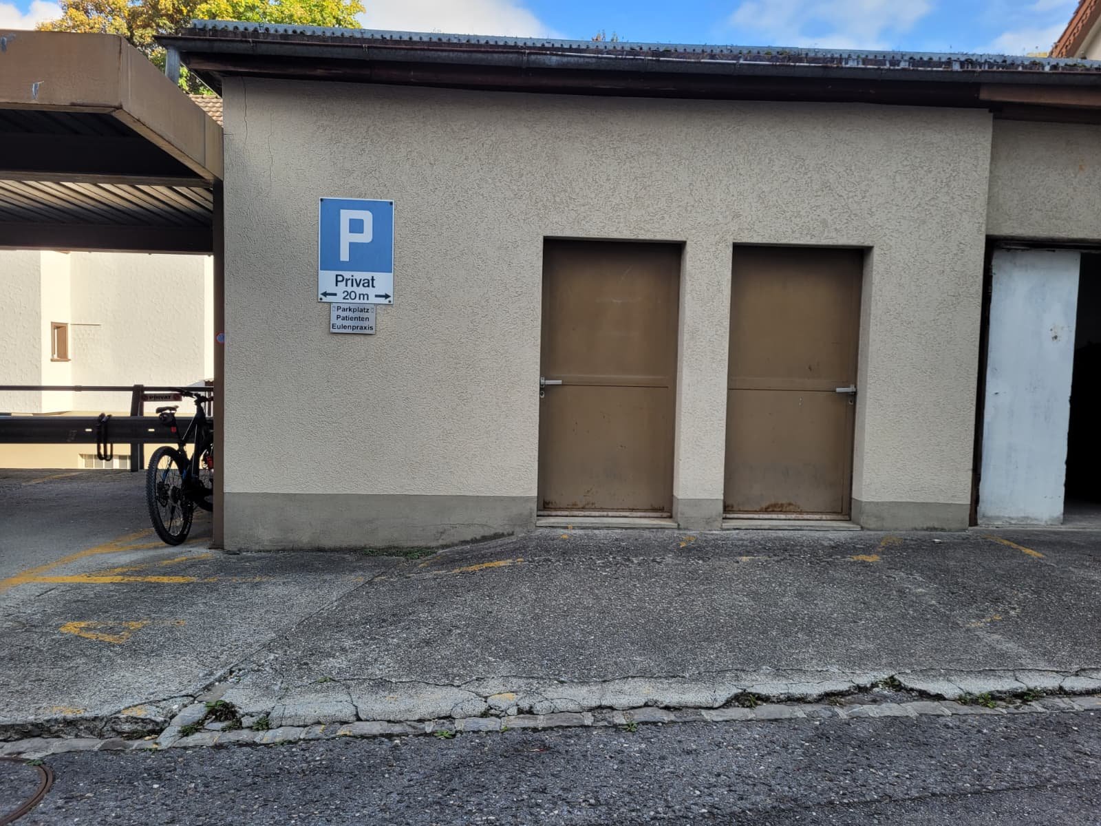 Besucherparkplatz Nummer 4 direkt gegenüber der Eulenpraxis